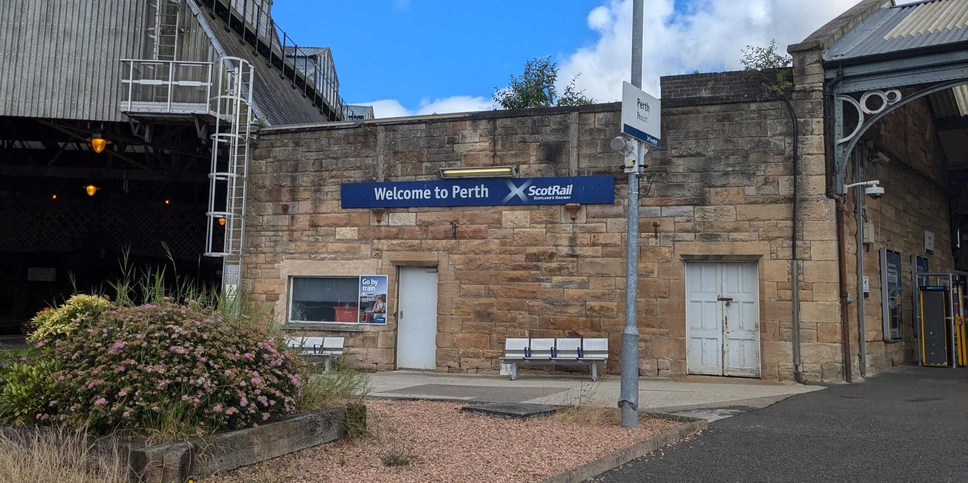 Image of the entrance to the train station.