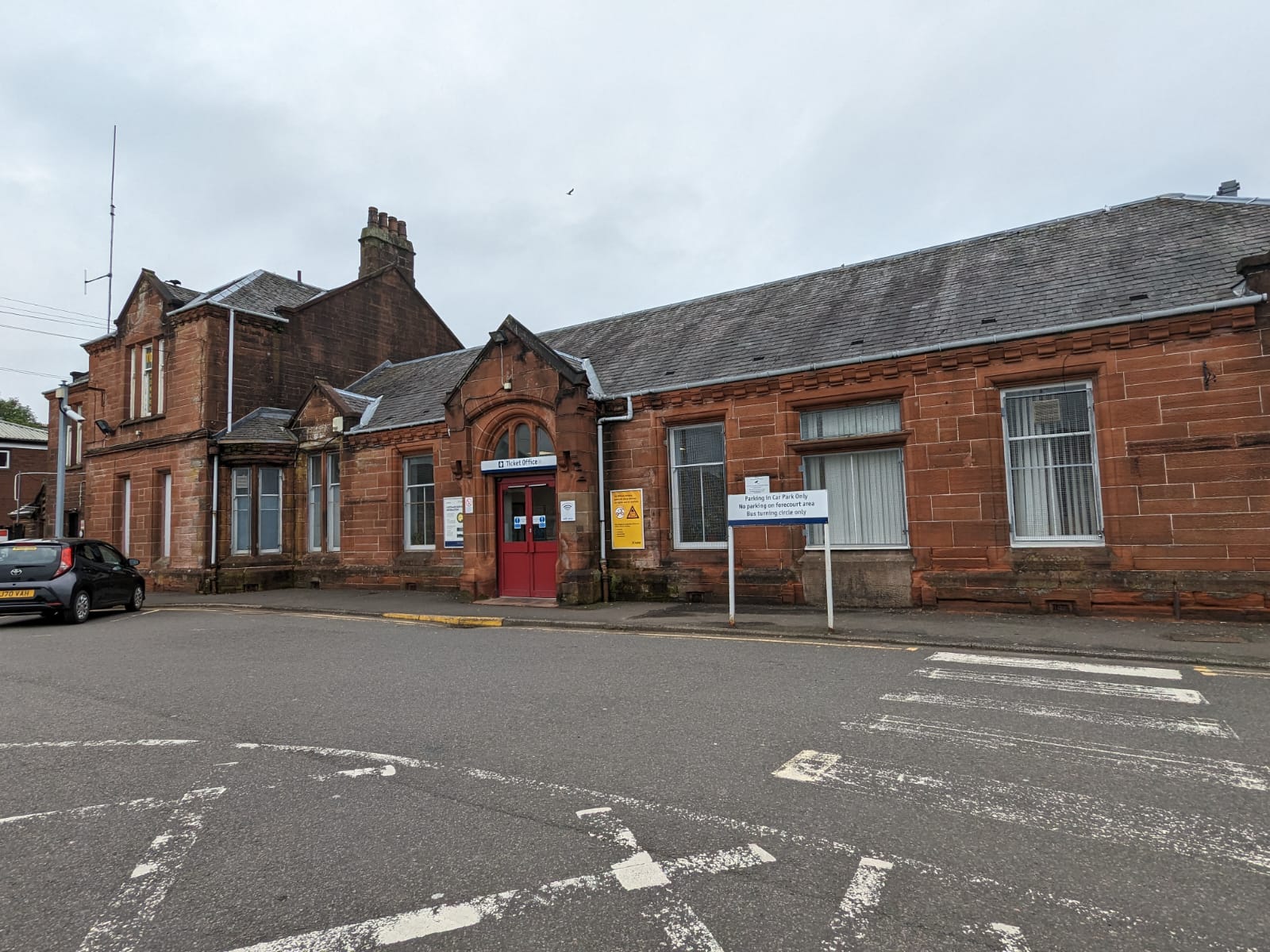 Image of the entrance to the train station.