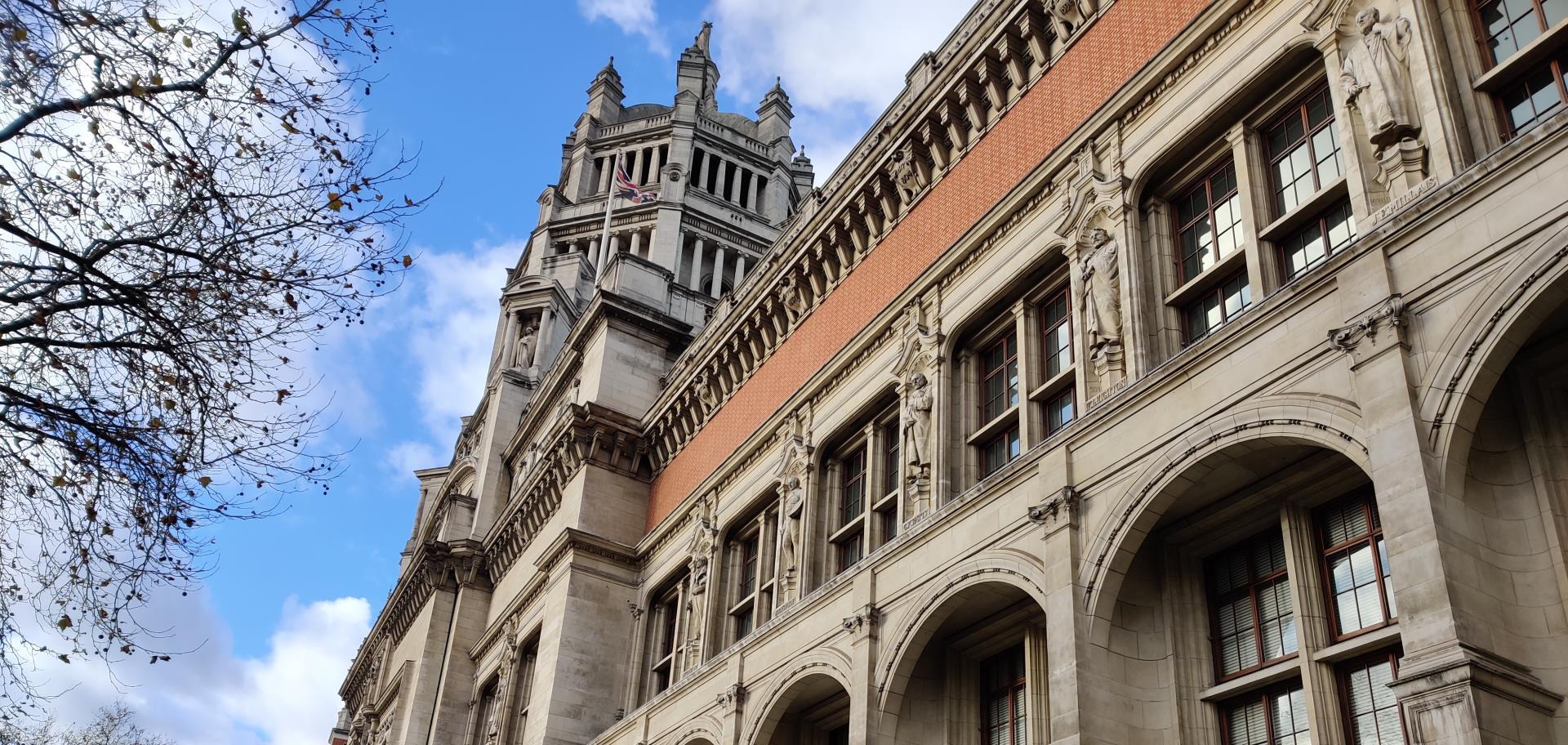 File:London - Cromwell Gardens - Victoria & Albert Museum - Café