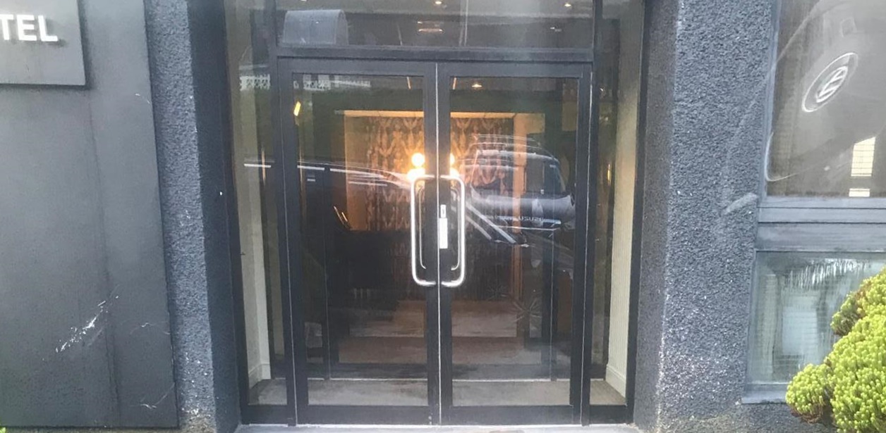 Shetland Hotel door