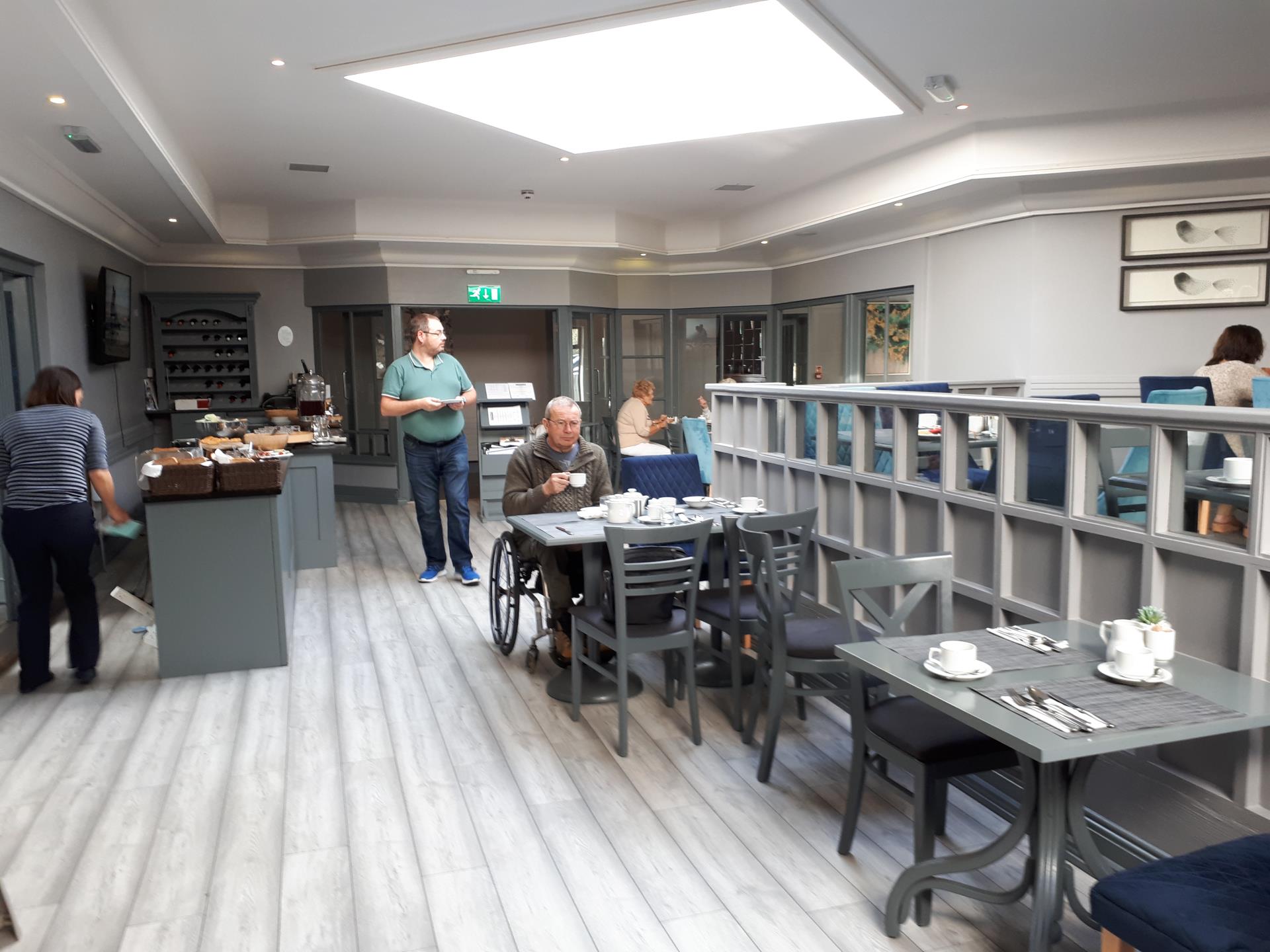 Fully accessible breakfast room